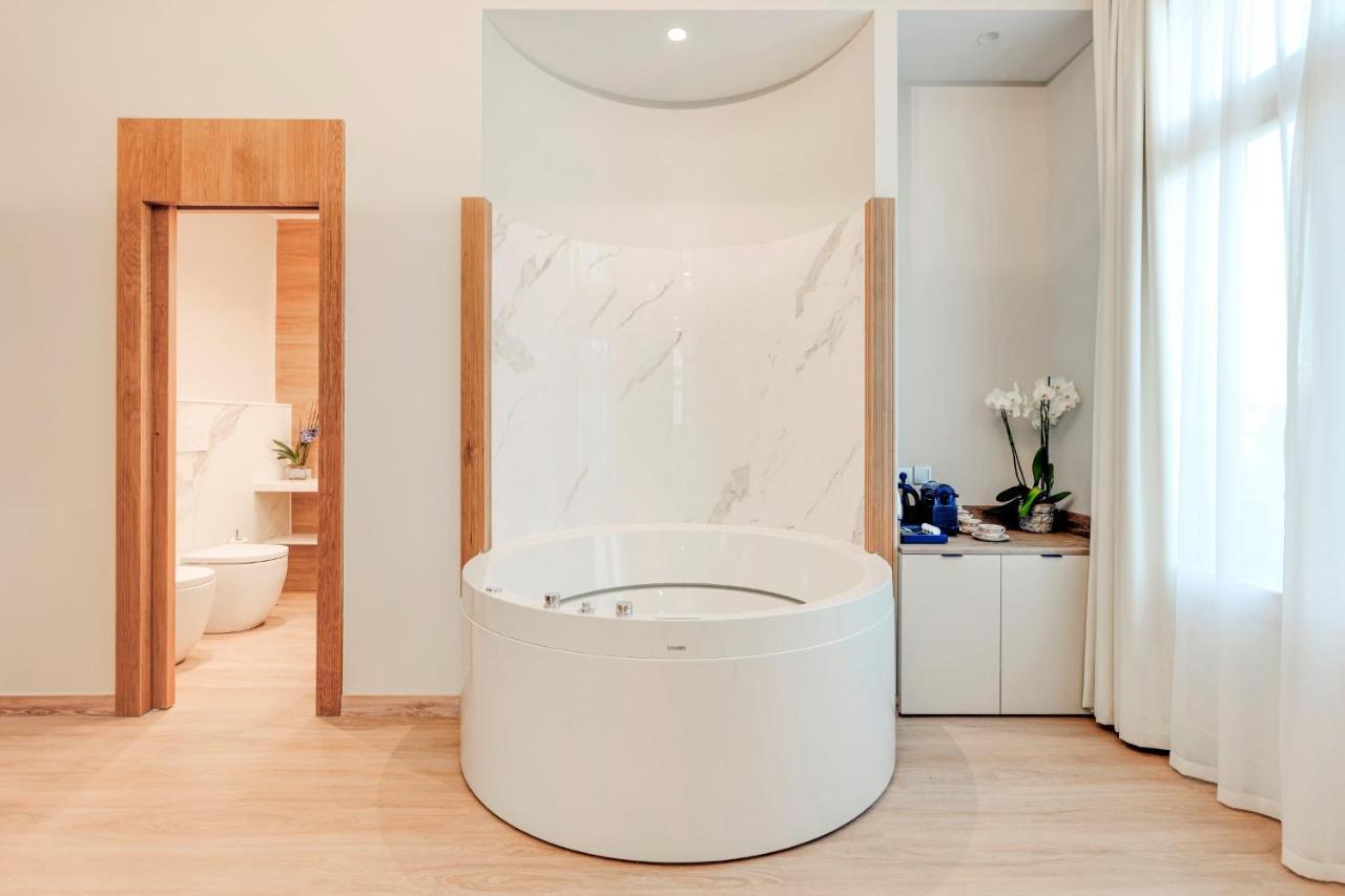Hotel Boutique Mirlo バルセロナ エクステリア 写真 A modern bathtub