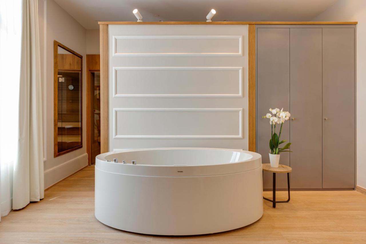 Hotel Boutique Mirlo バルセロナ エクステリア 写真 A freestanding bathtub